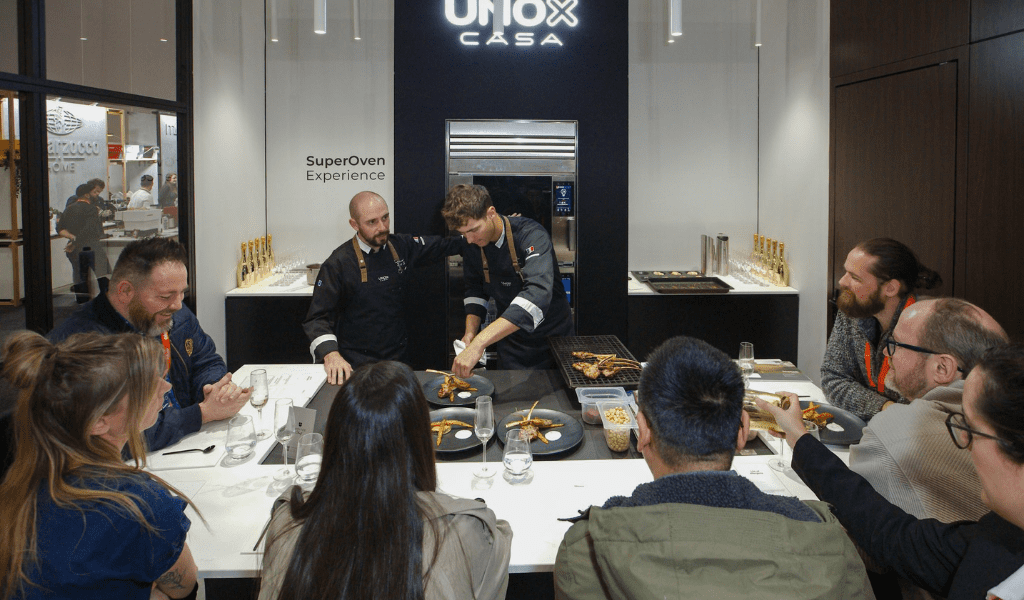 I corporate chef Unox Casa dimostrano Model 1 durante l'esclusiva SuperOven Experience
