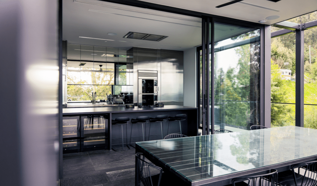La cucina aperta di Coolatai House, dove Model 1 di Unox Casa si inserisce alla perfezione